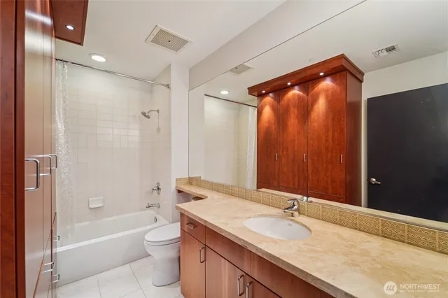 $4,650 | 2716 Elliott Avenue, Unit 802, Seattle, WA 98121