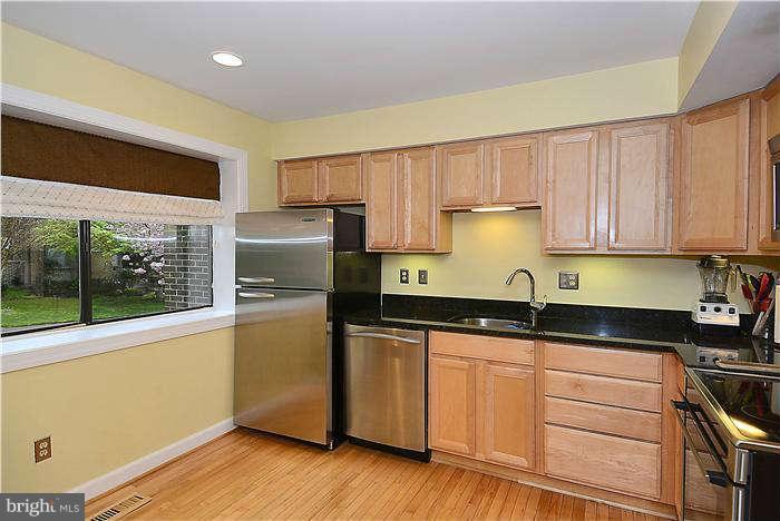 2010 Winged Foot Court Reston, VA 20191 - Photo 6 of 30 Kitchen
