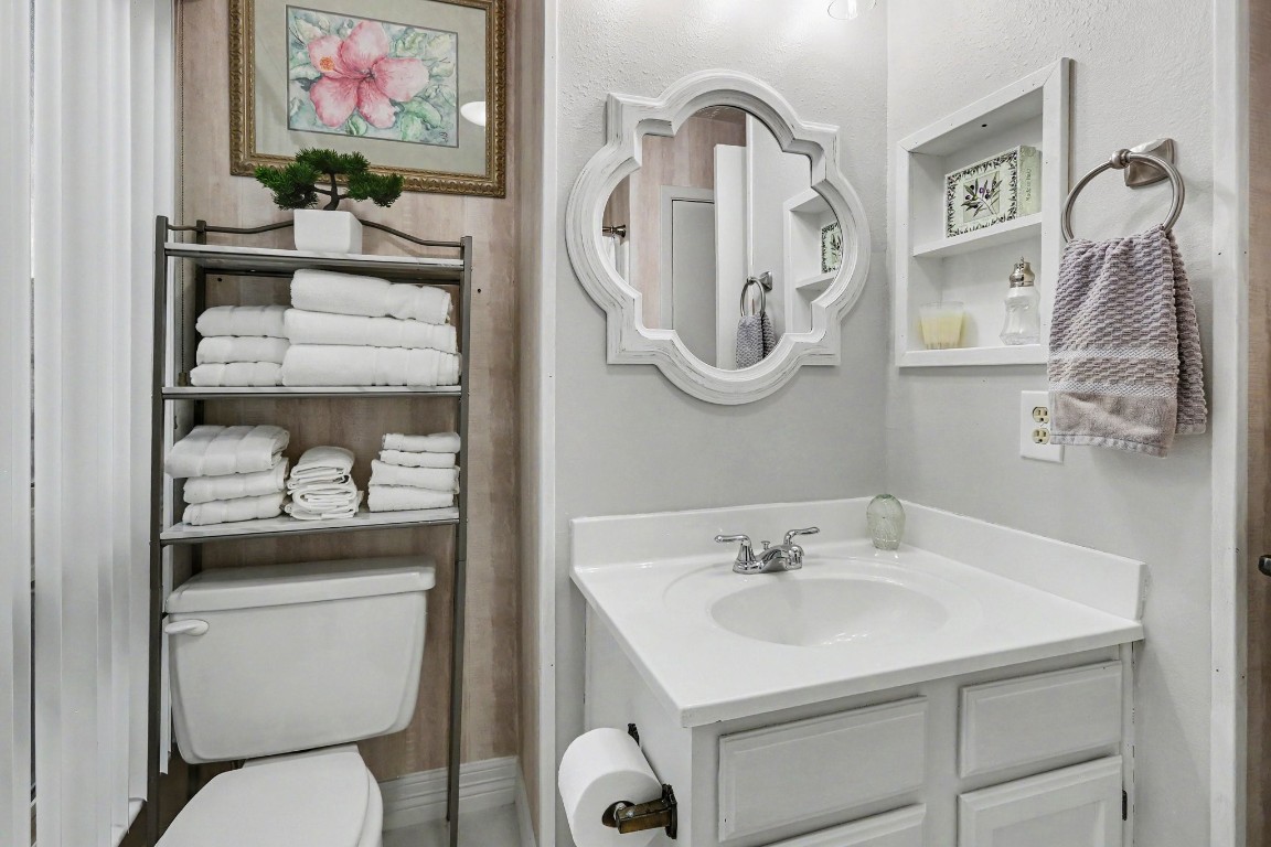 8327 Spring Wind Drive Houston, TX 77040 - Photo 19 of 30 Cozy guest bath