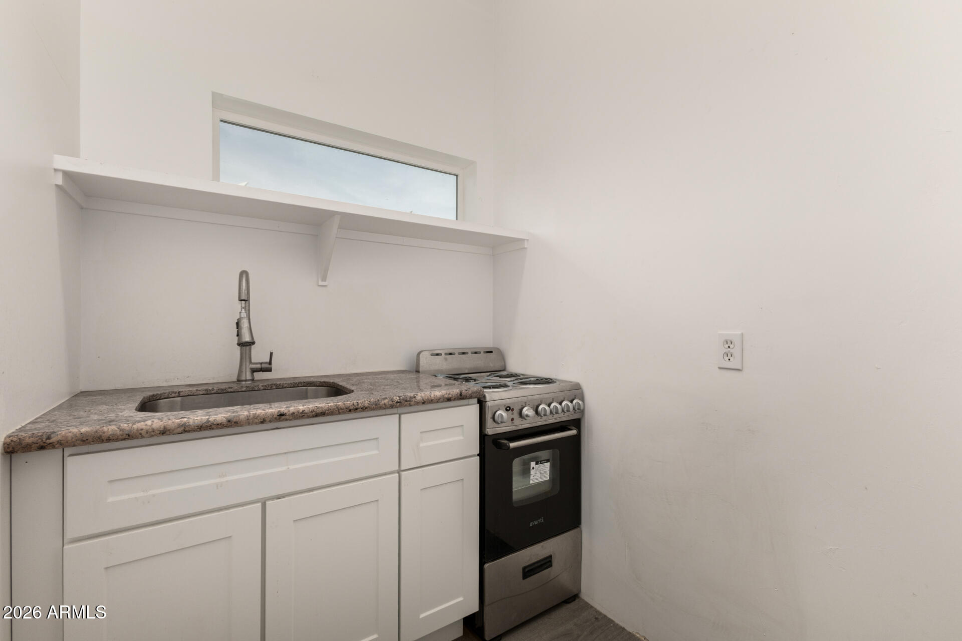 1933 East Monroe Street Phoenix, AZ 85034 - Photo 7 of 18 a utility room with dryer and washer