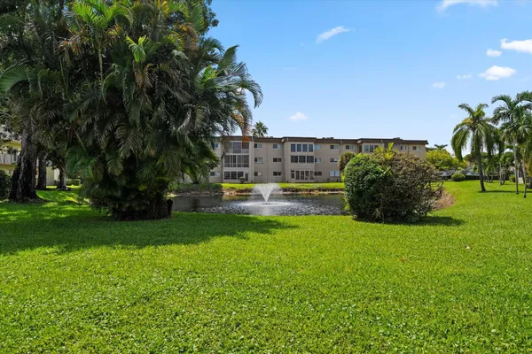 $1,900 | 719 Lori Drive, Unit 204, Palm Springs, FL 33461