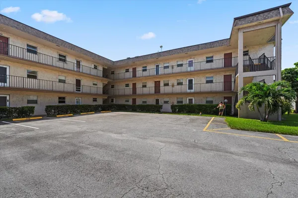 $1,900 | 719 Lori Drive, Unit 204, Palm Springs, FL 33461