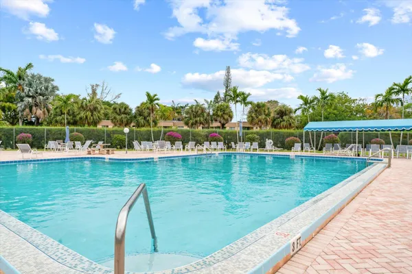 $1,900 | 719 Lori Drive, Unit 204, Palm Springs, FL 33461