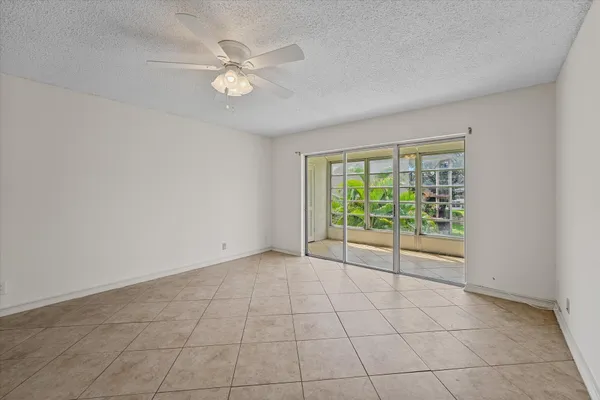 $1,900 | 719 Lori Drive, Unit 204, Palm Springs, FL 33461