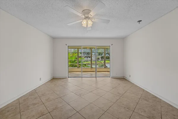 $1,900 | 719 Lori Drive, Unit 204, Palm Springs, FL 33461