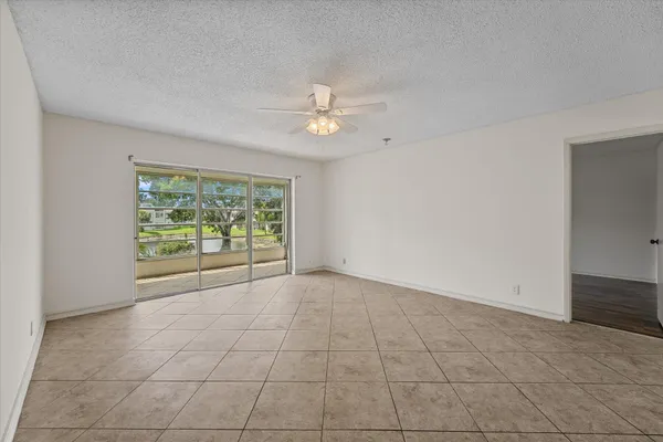 $1,900 | 719 Lori Drive, Unit 204, Palm Springs, FL 33461