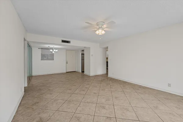 $1,900 | 719 Lori Drive, Unit 204, Palm Springs, FL 33461