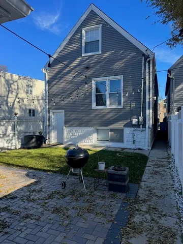 a view of a house with backyard