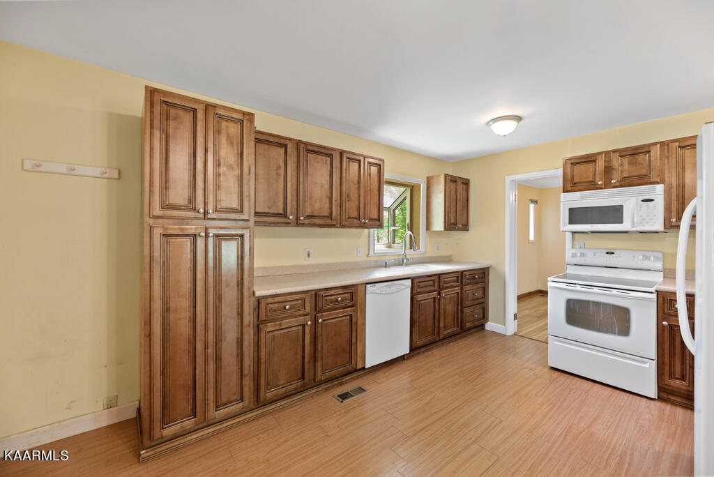 107 Rand Circle Oak Ridge, TN 37830 - Photo 5 of 27 Kitchen