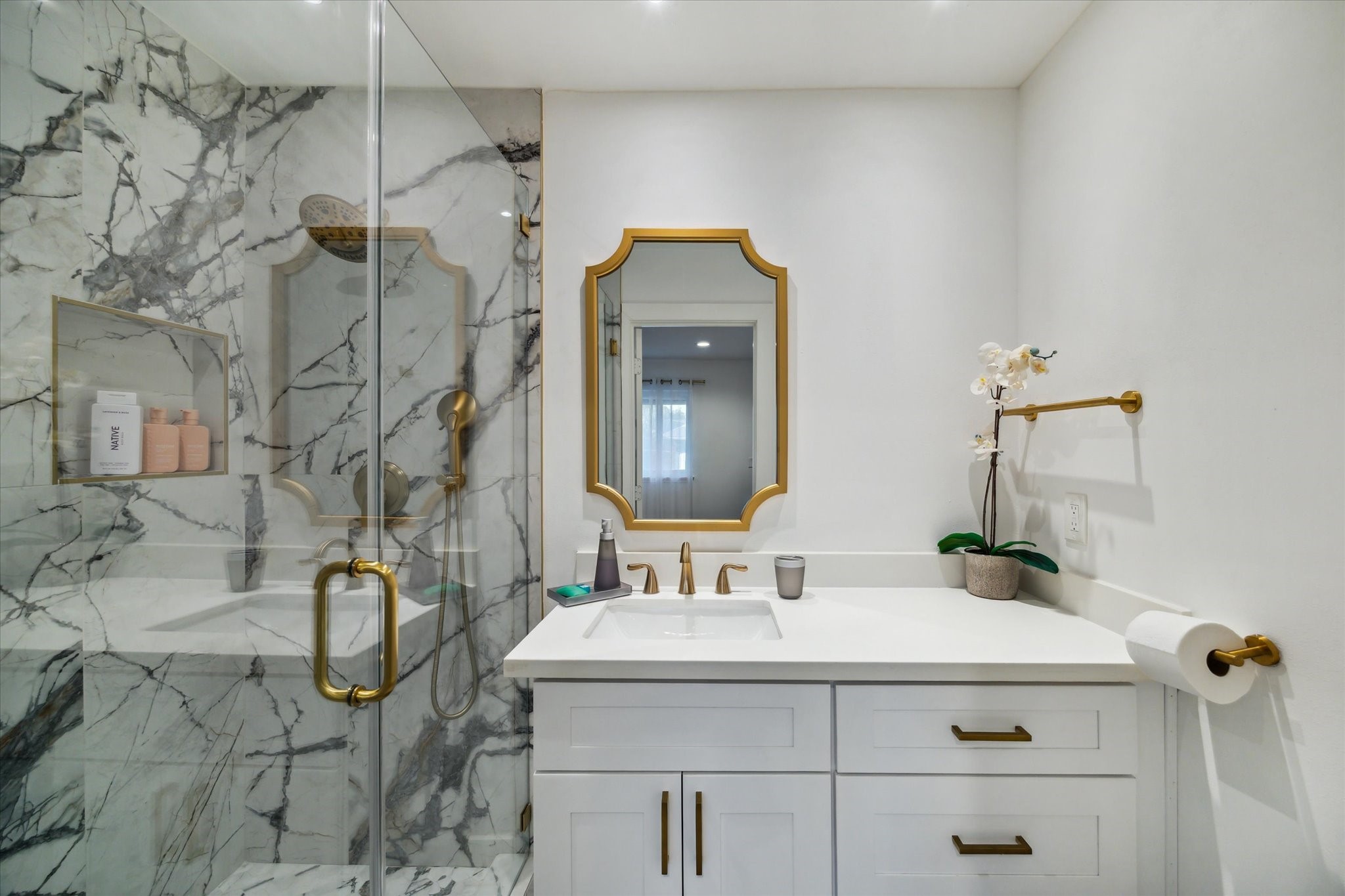 6321 Deerwood Road Houston, TX 77057 - Photo 24 of 34 Full bathroom for one of the secondary bedrooms.