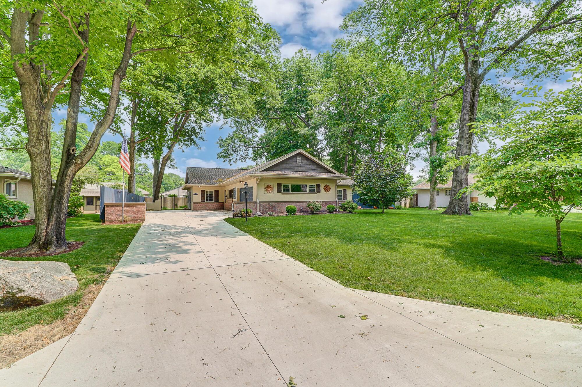 3044 Herrick Road Columbus, OH 43221 - Photo 3 of 36 004