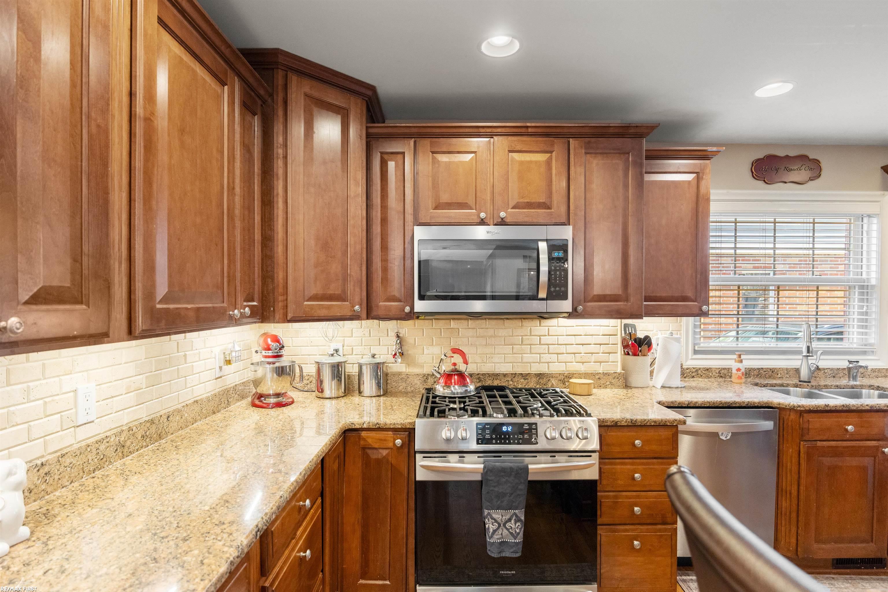 20014 Holiday Road Grosse Pointe Woods, MI 48236 - Photo 10 of 56