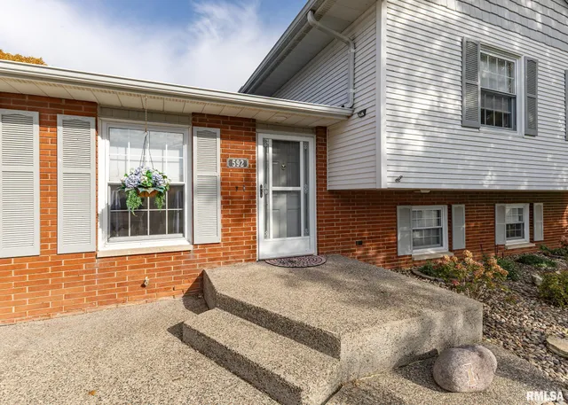 $269,900 | 592 Lake Drive, Woodhull, IL 61490