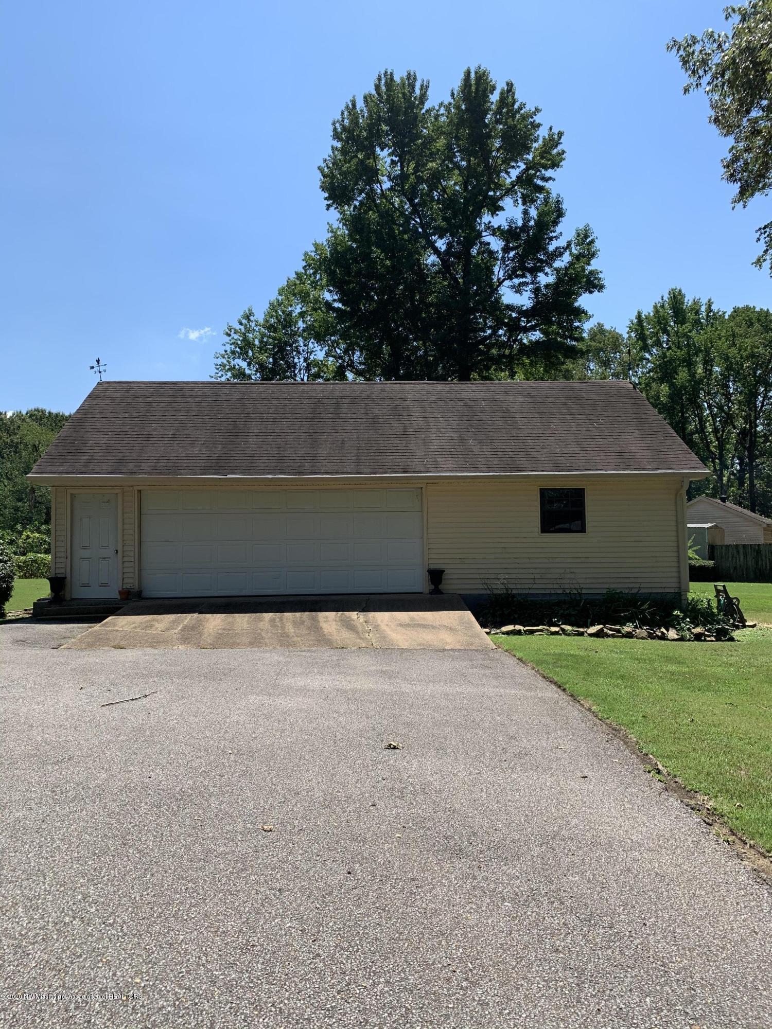 1719 West Oak Grove Road Hernando, MS 38632 - Photo 3 of 33 89877D44-55A8-4BDD-932A-2FBD3FADBC71