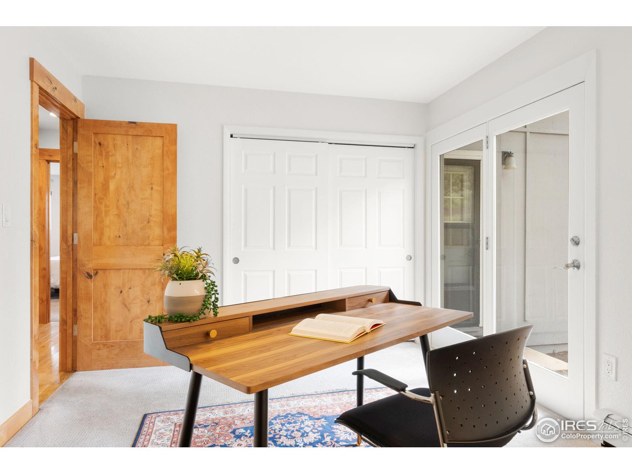 801 Kelly Road West Boulder, CO 80302 - Photo 22 of 33 a room with furniture and window