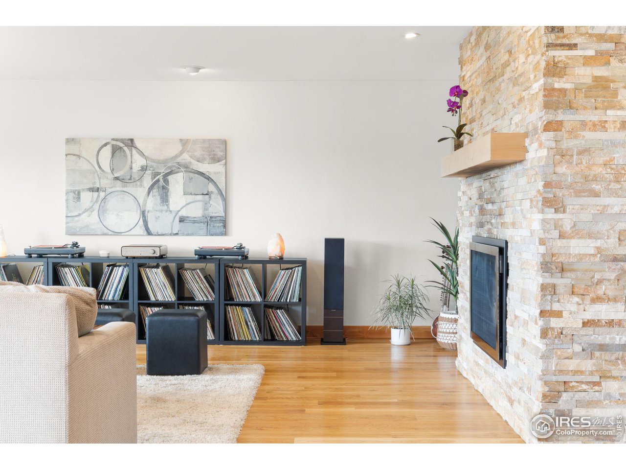 801 Kelly Road West Boulder, CO 80302 - Photo 4 of 33 a view of a living room