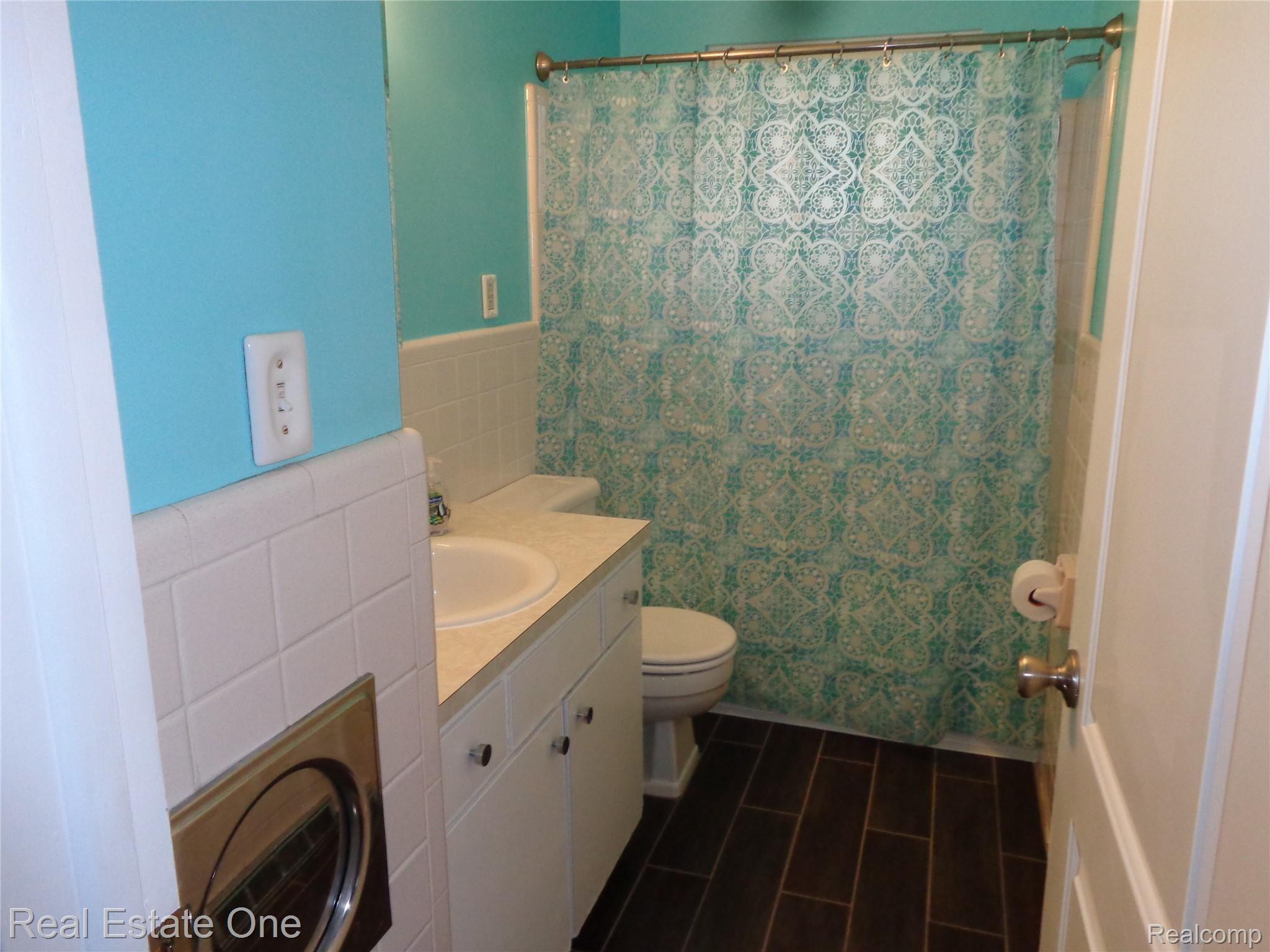 381 Dover Road Waterford, MI 48328 - Photo 7 of 22 BATHROOM.JPG