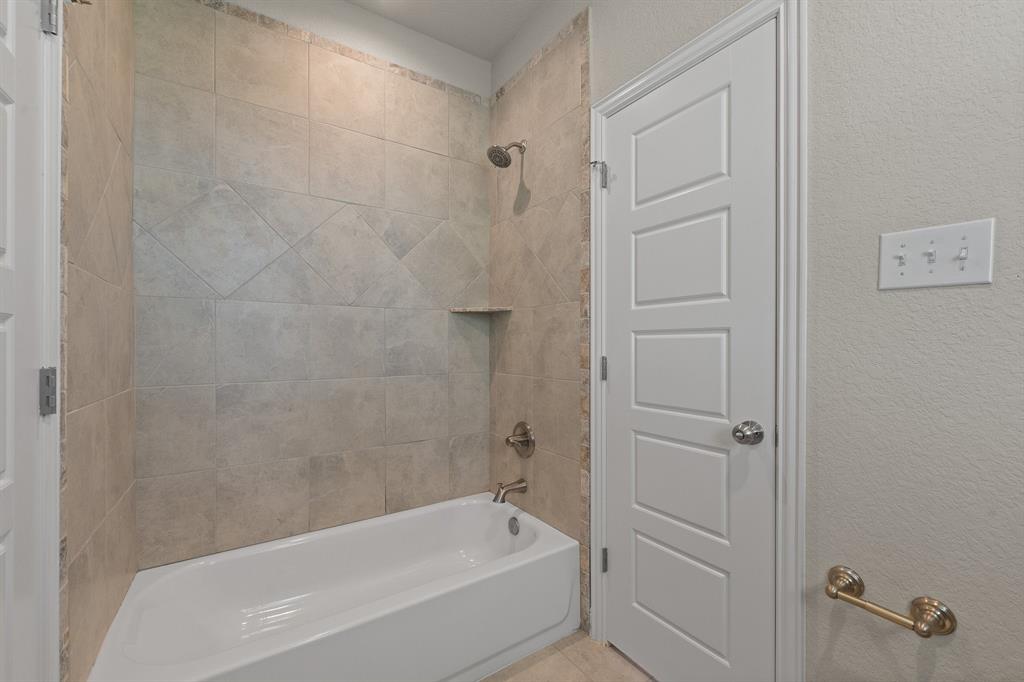 1001 Resolute Road Millsap, TX 76066 - Photo 28 of 40 a bathroom with a bathtub