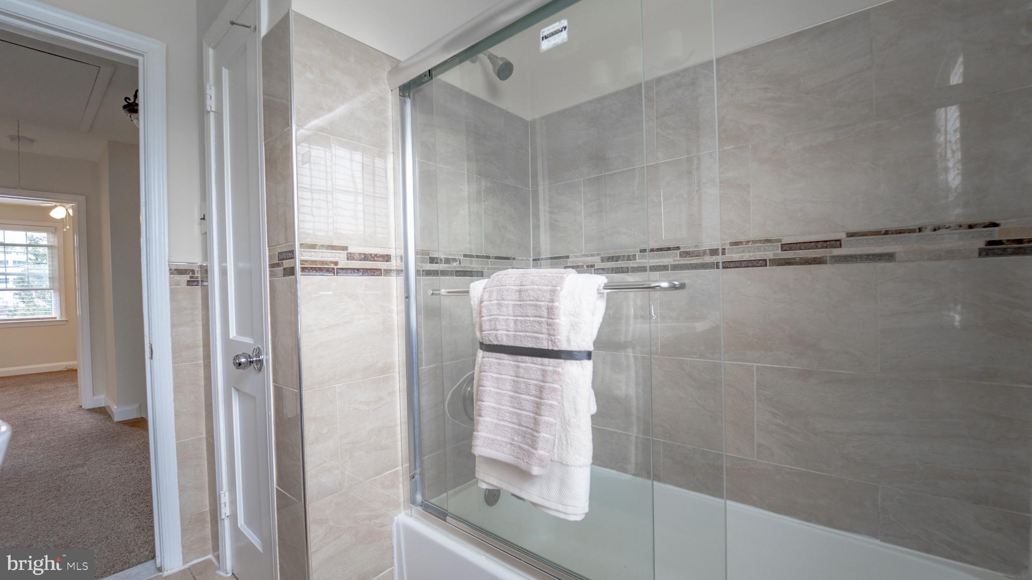 928 Radcliffe Road Towson, MD 21204 - Photo 19 of 31 2nd Level Full Bathroom
