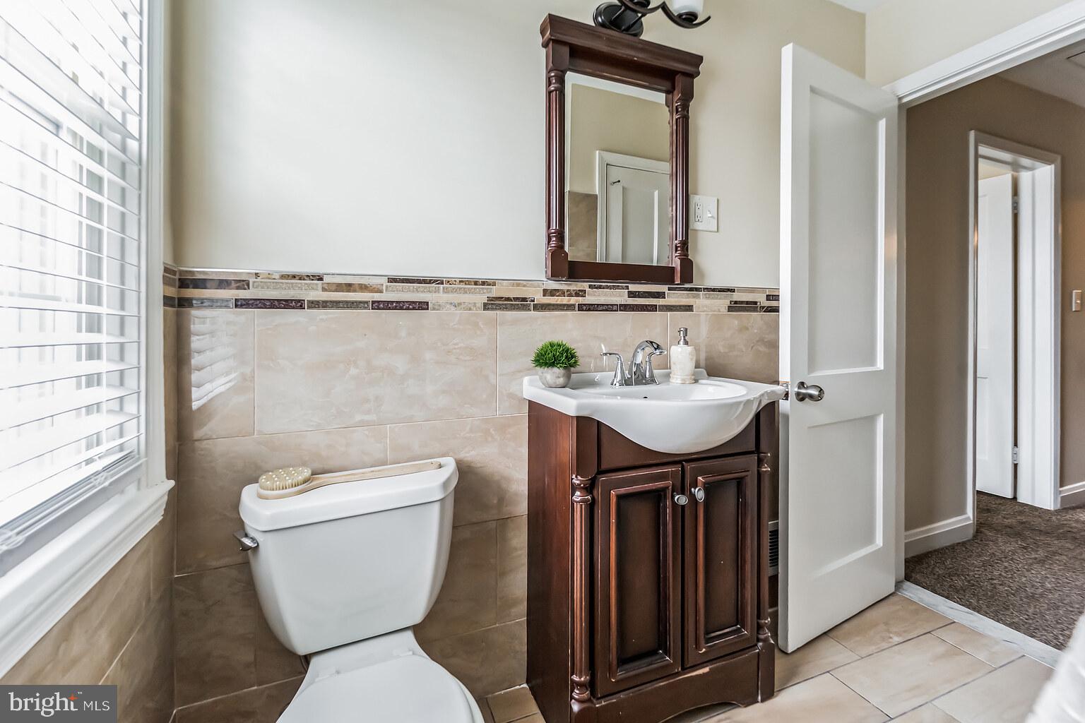 928 Radcliffe Road Towson, MD 21204 - Photo 20 of 31 2nd Level Full Bathroom