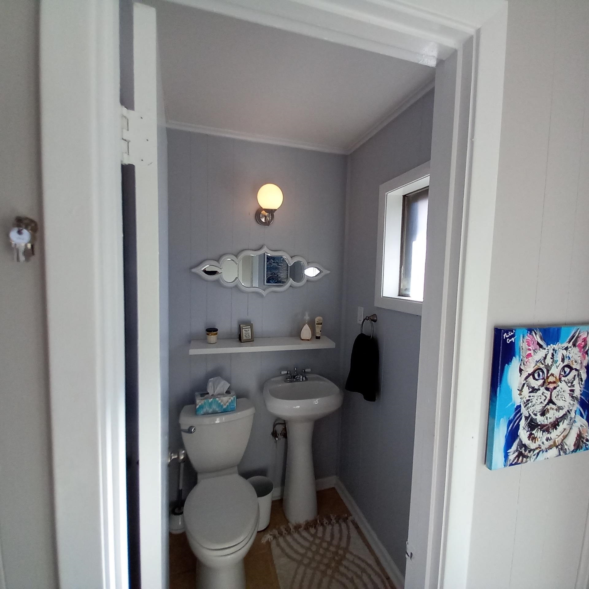 5068 Flamingo Road Memphis, TN 38117 - Photo 17 of 20 a bathroom with a toilet and a shower