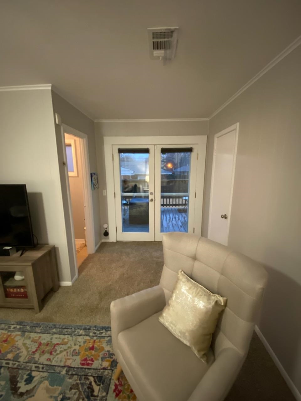 5068 Flamingo Road Memphis, TN 38117 - Photo 18 of 20 a living room with furniture and a flat screen tv