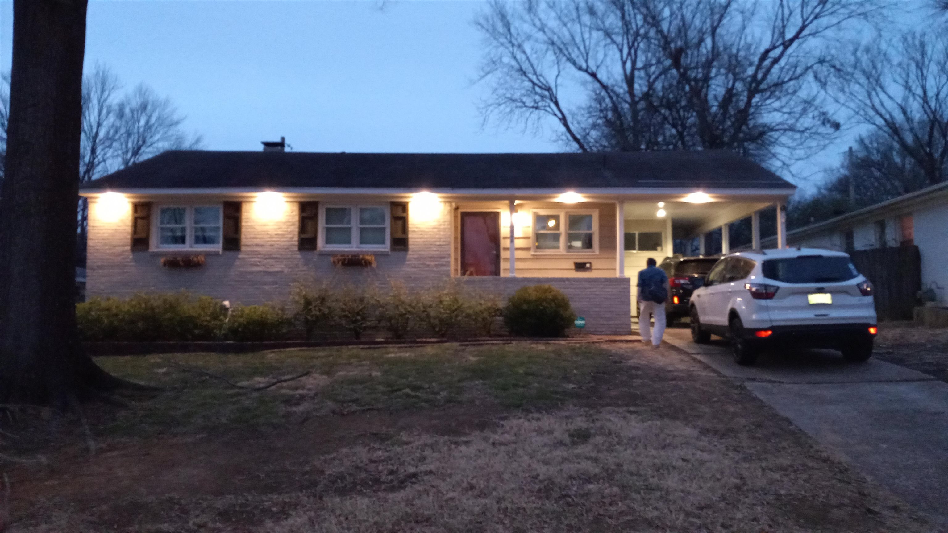 5068 Flamingo Road Memphis, TN 38117 - Photo 2 of 20 a view of a car garage