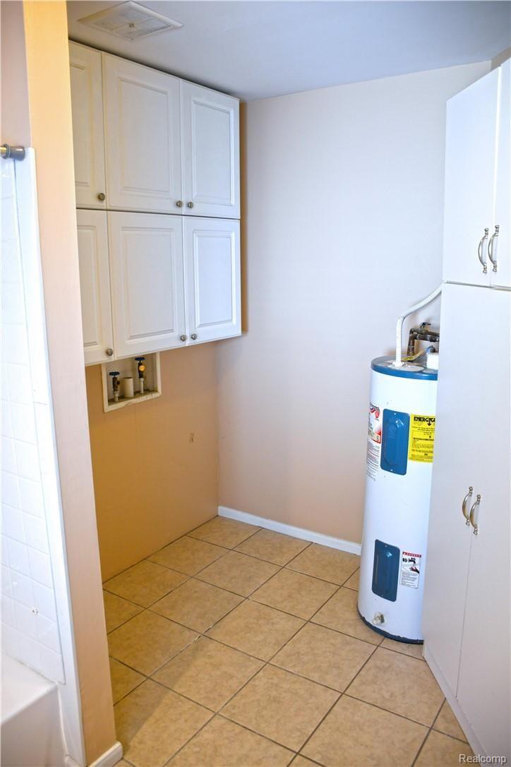 4040 State Road Fort Gratiot, MI 48059 - Photo 10 of 18 FULLBATHROOM3.jpg