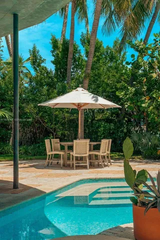 a view of a backyard