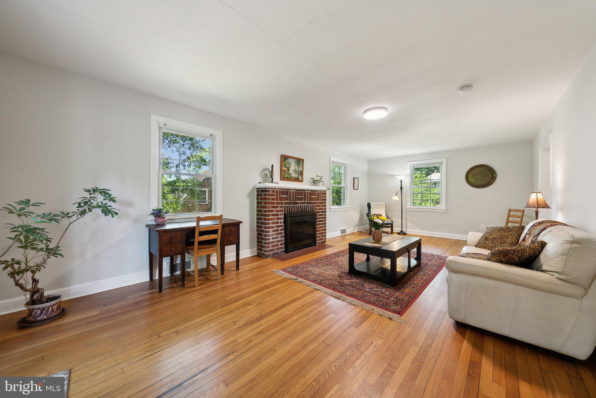 3121 Parkway Cheverly, MD 20785 - Photo 7 of 35 Living Room