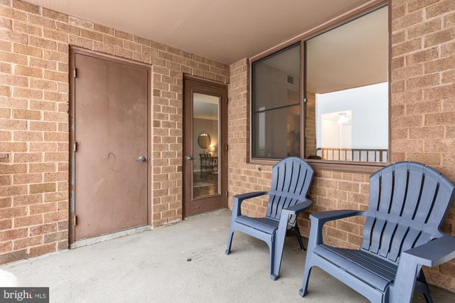 $297,500 | 10101 Grosvenor Place, Unit 1414, Rockville, MD 20852