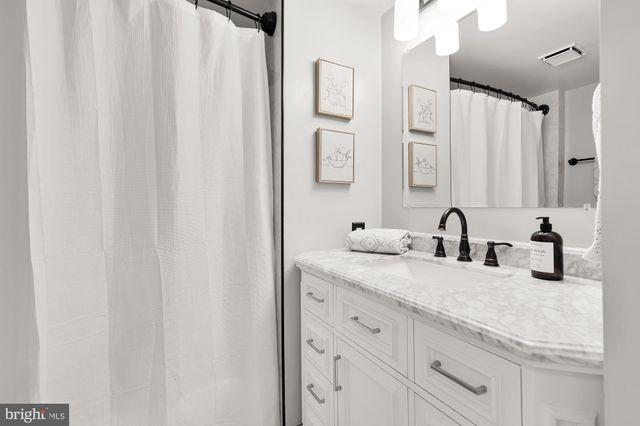 $297,500 | 10101 Grosvenor Place, Unit 1414, Rockville, MD 20852