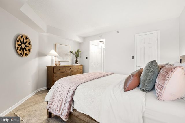 $297,500 | 10101 Grosvenor Place, Unit 1414, Rockville, MD 20852