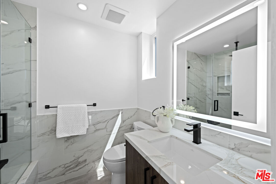 1959 Preuss Road Los Angeles, CA 90034 - Photo 22 of 29 a bathroom with a sink and a toilet