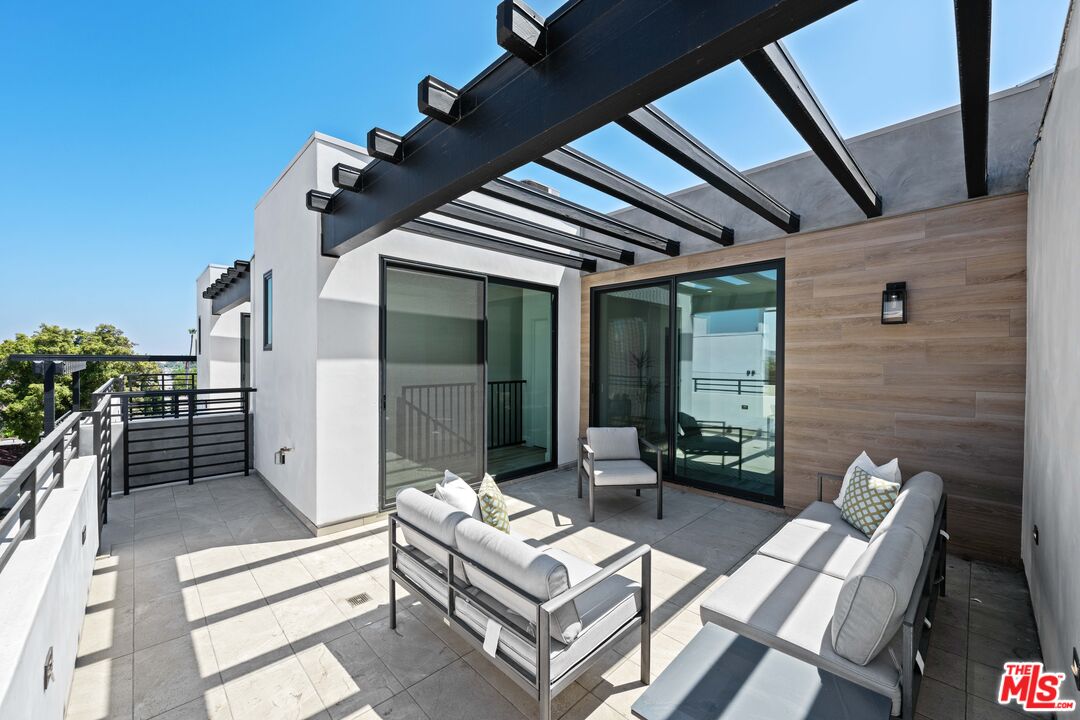 1959 Preuss Road Los Angeles, CA 90034 - Photo 27 of 29 a building outdoor space with patio furniture