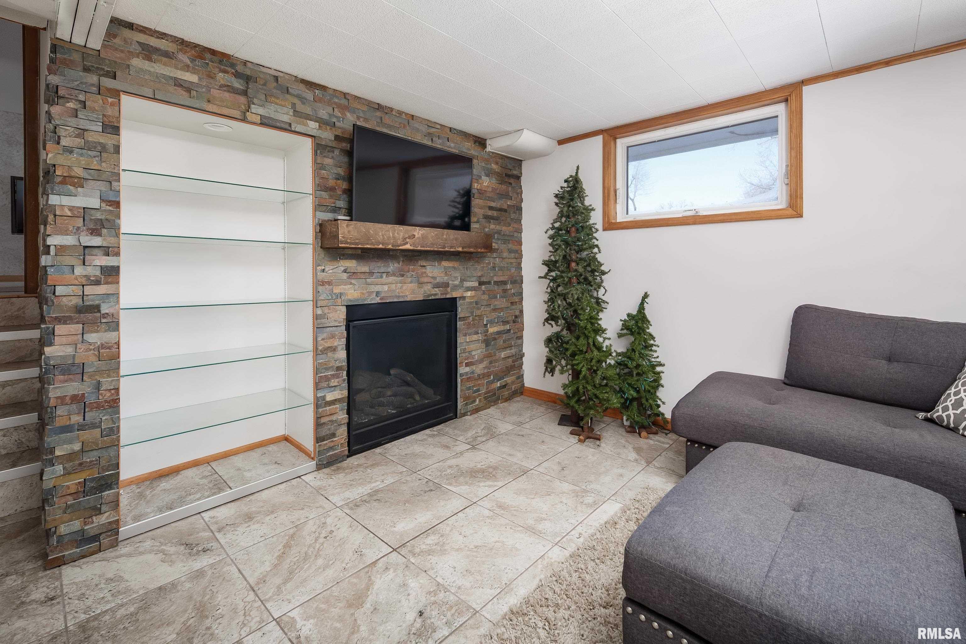1823 Lincoln Road Bettendorf, IA 52722 - Photo 14 of 35 Gallery Image 14