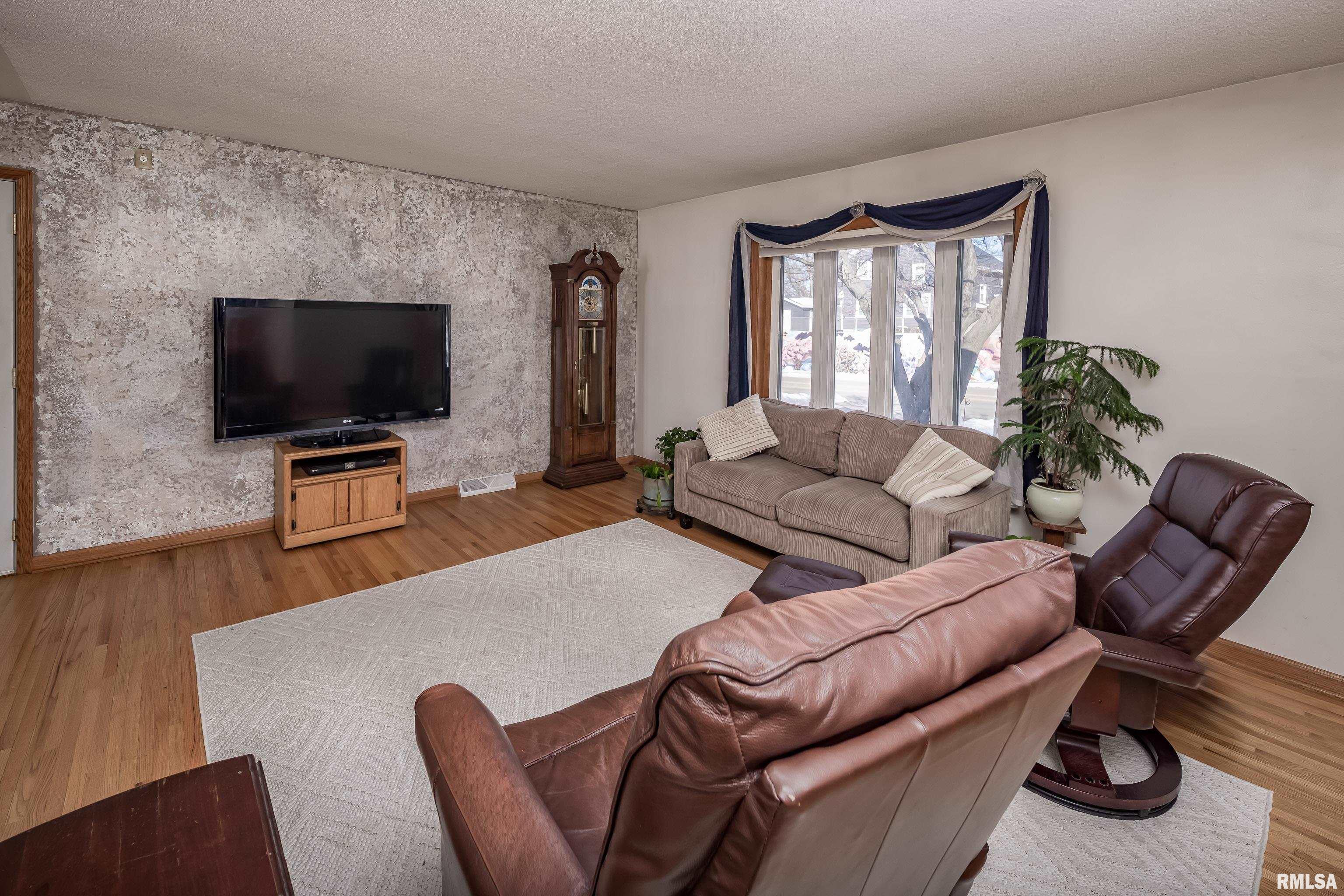 1823 Lincoln Road Bettendorf, IA 52722 - Photo 2 of 35 Gallery Image 2