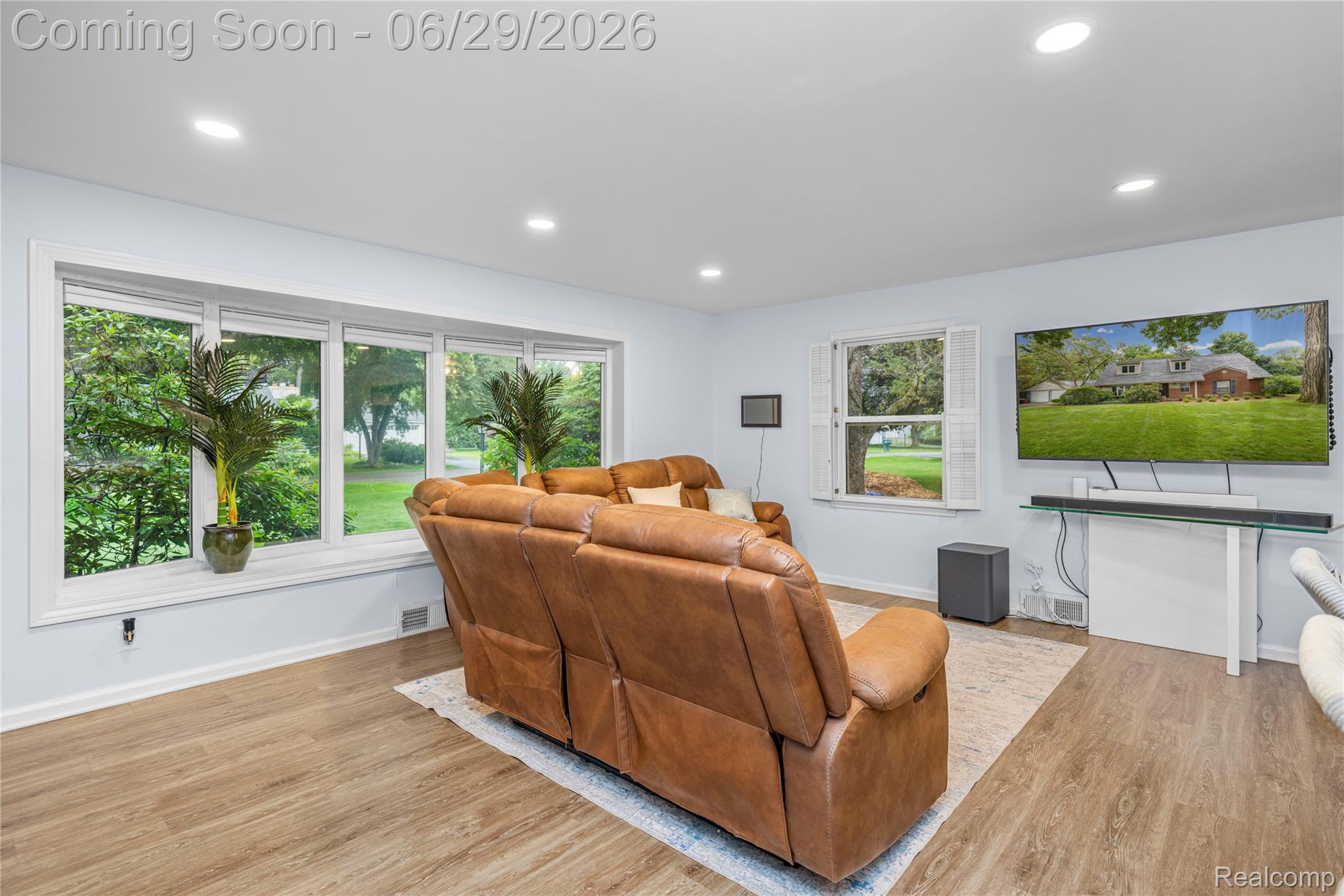 6085 Worlington Road Bloomfield Hills, MI 48301 - Photo 10 of 75 Spacious interior featuring wood-finish flooring and a large bay window