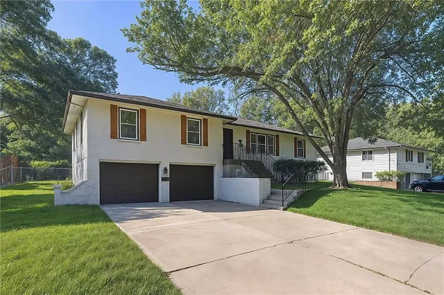 $375,000 | 619 East 109th Terrace, Kansas City, MO 64131