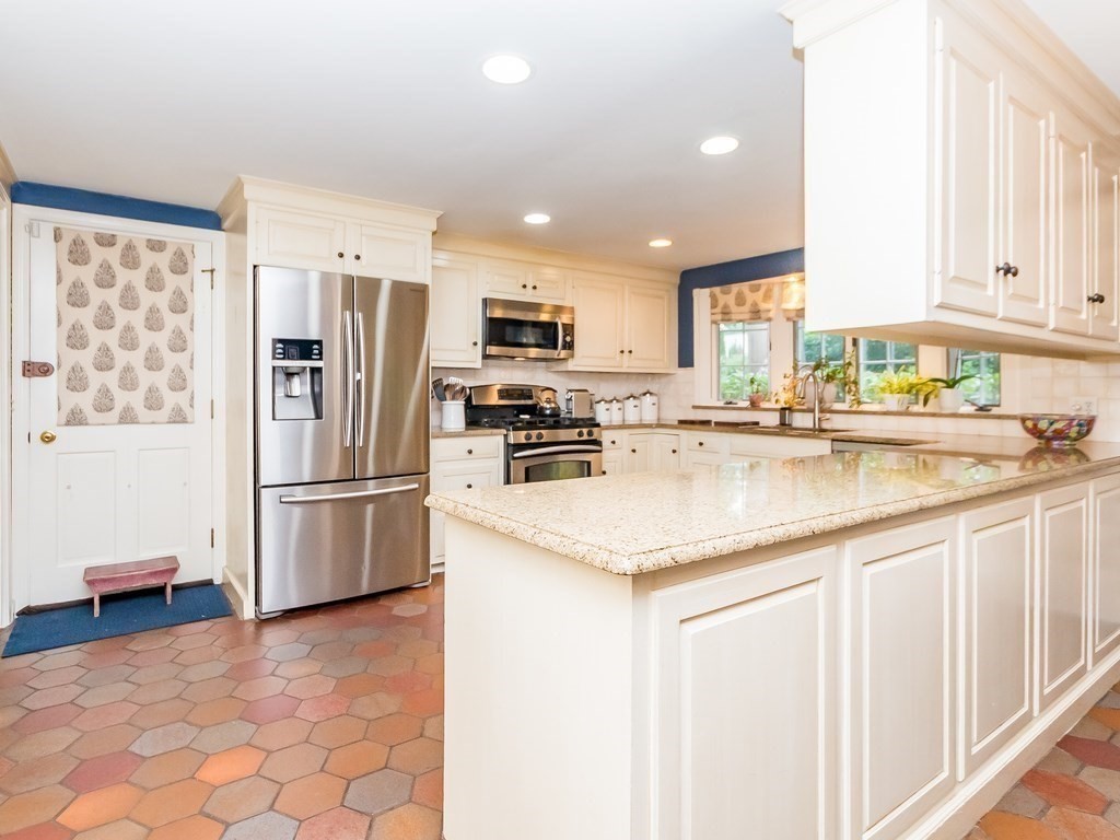 146 Arnold Road Newton, MA 02459 - Photo 8 of 42 Gallery Image 8