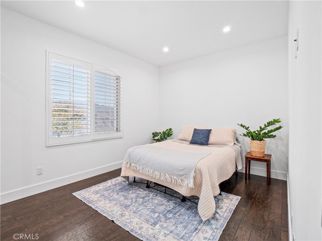 29461 Sequoia Road Canyon Country, CA 91387 - Photo 4 of 51 a bedroom with a bed lamp and a potted plant