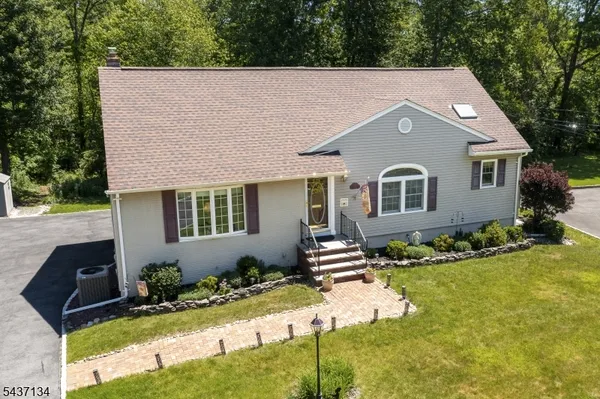 $829,000 | 37 Holmes Ovl South, New Providence, NJ 07974