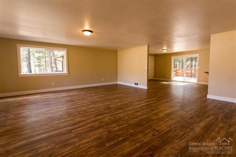 19089 Pumice Butte Road Bend, OR 97702 - Photo 4 of 20 Very Large Open Living Room