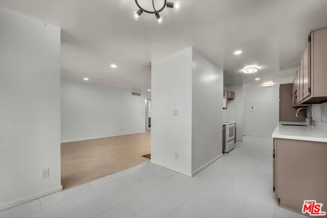 $5,500 | 406 North Oakhurst Drive, Unit 202, Beverly Hills, CA 90210