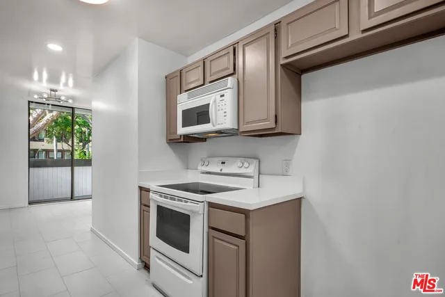 $5,500 | 406 North Oakhurst Drive, Unit 202, Beverly Hills, CA 90210