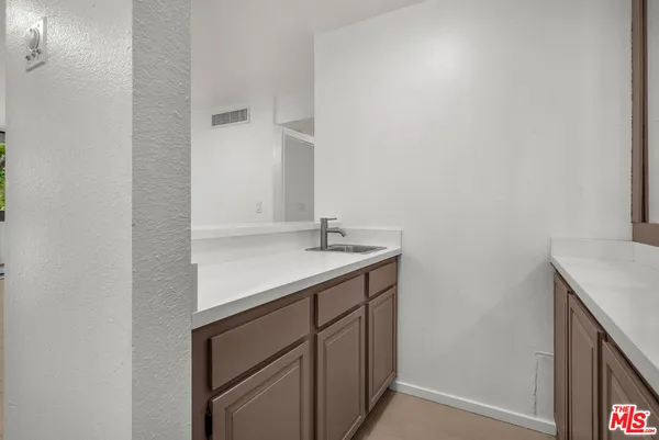 $5,500 | 406 North Oakhurst Drive, Unit 202, Beverly Hills, CA 90210