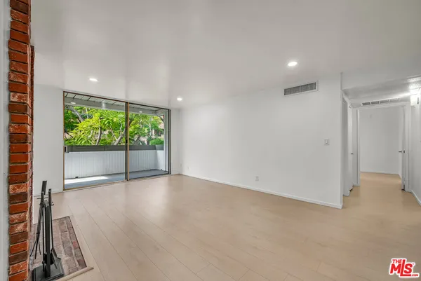 $5,500 | 406 North Oakhurst Drive, Unit 202, Beverly Hills, CA 90210