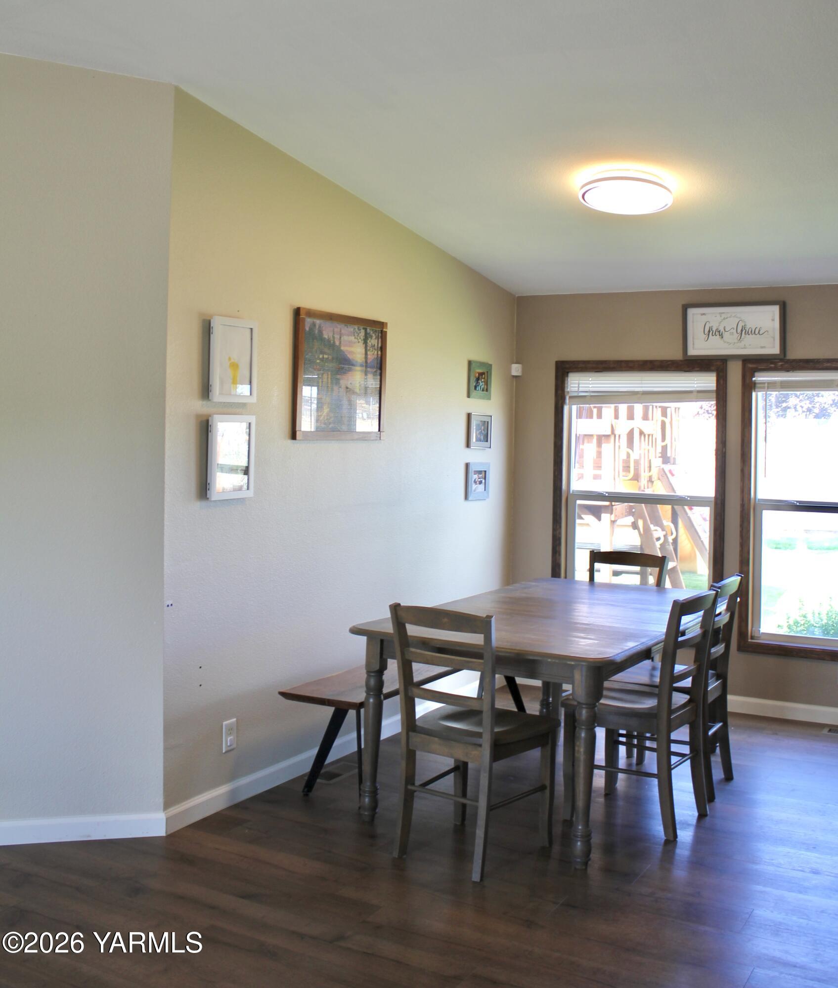 1101 Gore Road Selah, WA 98942 - Photo 14 of 42 Dining room