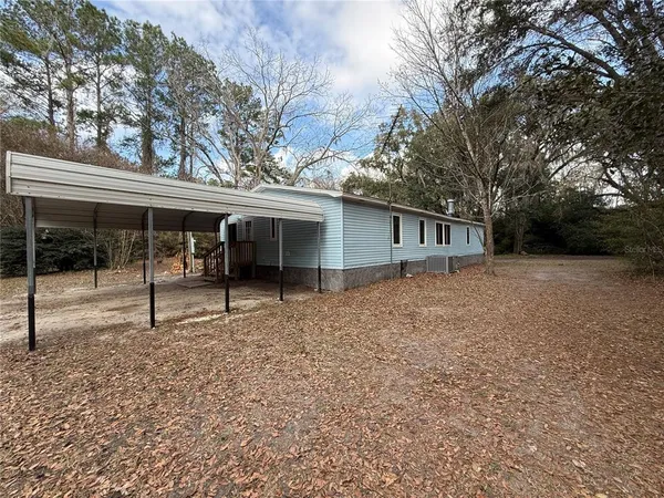 a view of a backyard