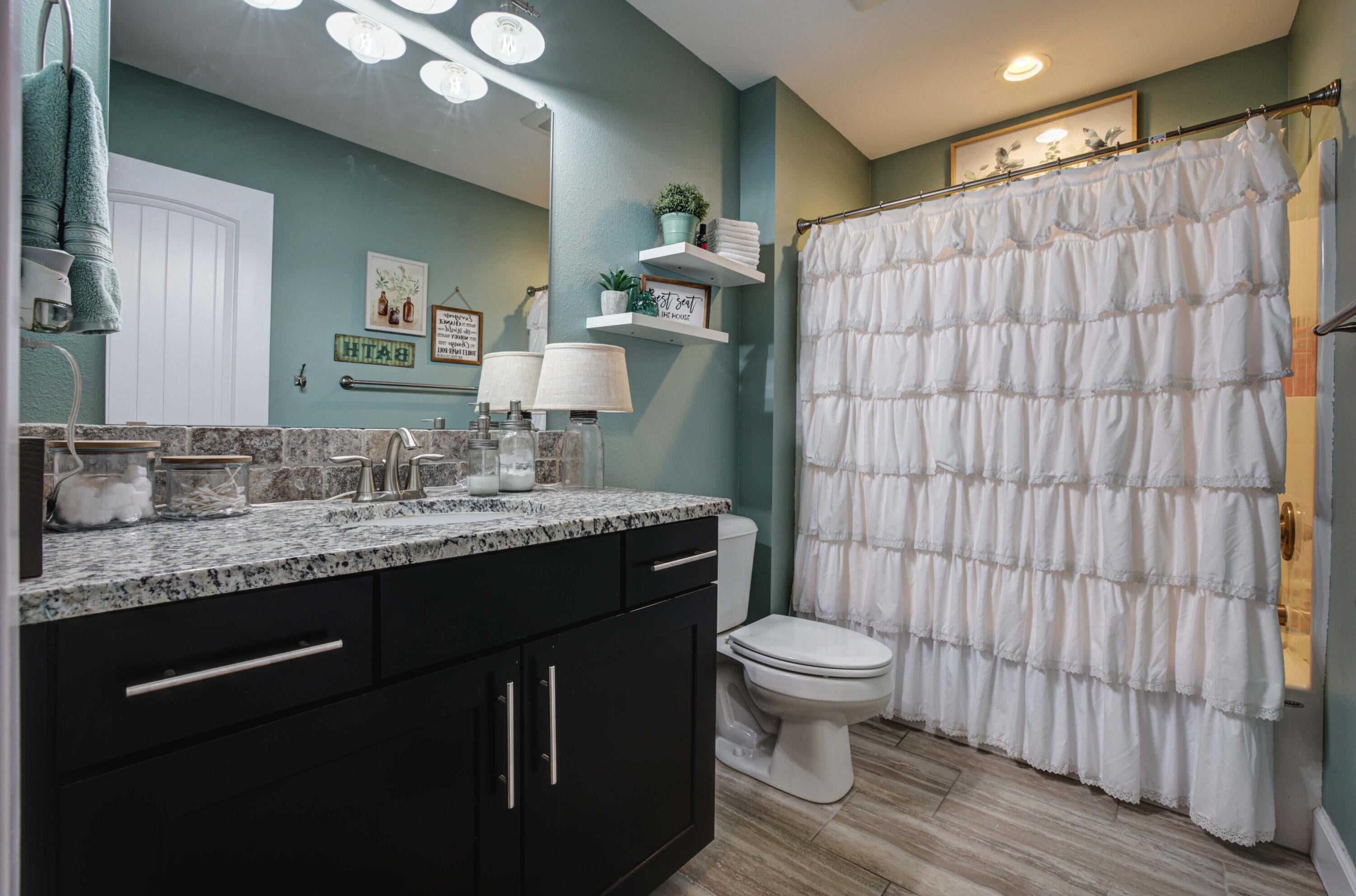 12951 Southeast Falcon Ridge Road Prineville, OR 97754 - Photo 21 of 33 2nd bathroom